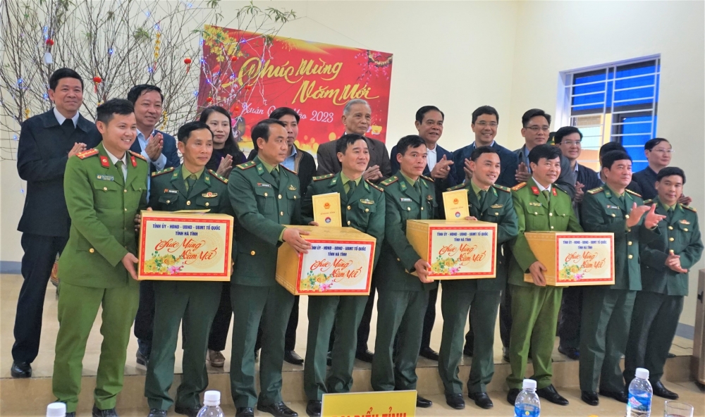 Chủ tịch UBND tỉnh chúc tết, tặng quà đồng bào dân tộc Chứt và các đơn vị LLVT ở Hương Khê.