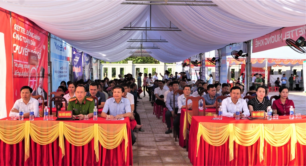 Phó Chủ tịch UBND huyện phát biểu chỉ đạo tại Ngày hội chuyển đổi số xã Hương Đô