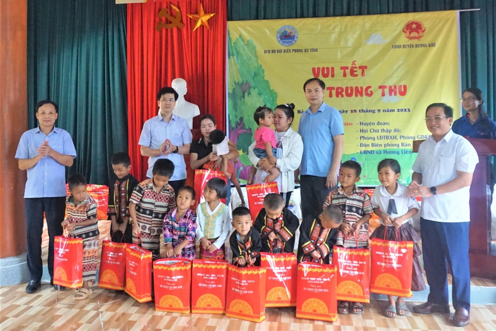 240 suất quà trao tặng 60 trẻ em dân tộc Chứt nhân dịp tết Trung thu