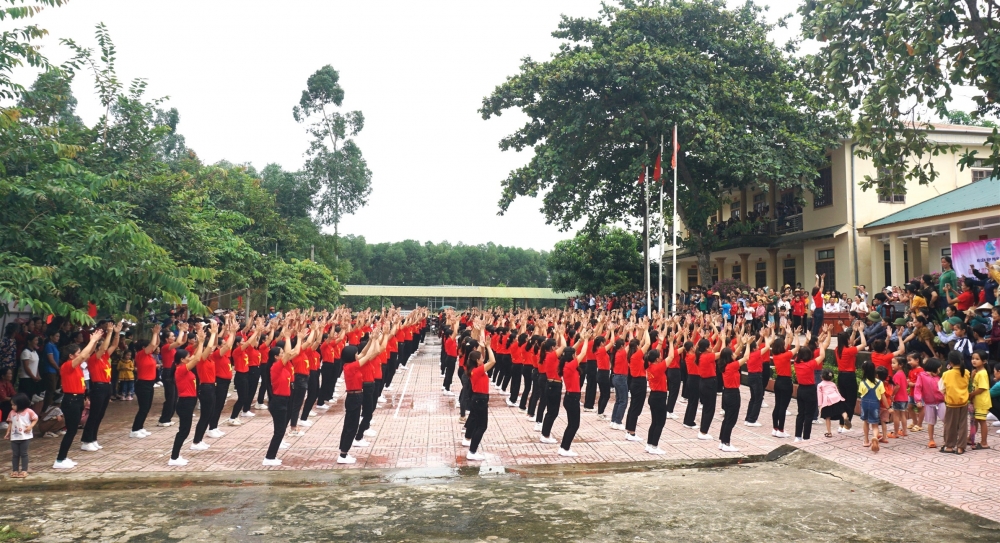 Hòa Hải giao lưu Dân vũ nhân kỷ niệm Ngày thành lập Hội LHPN Việt Nam