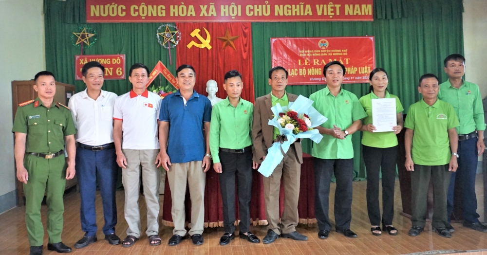 Ra mắt Câu lạc bộ Nông dân với Pháp luật tại xã Hương Đô