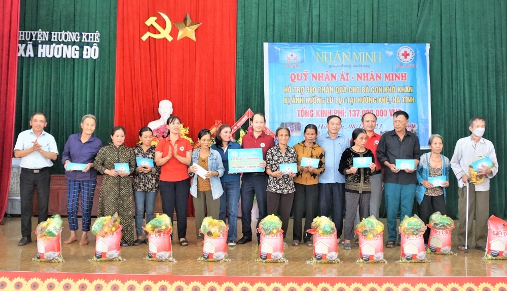 Quĩ Nhân ái Nhân Minh và các nhà hảo tâm  tặng 300 suất quà cho người dân Hương Khê