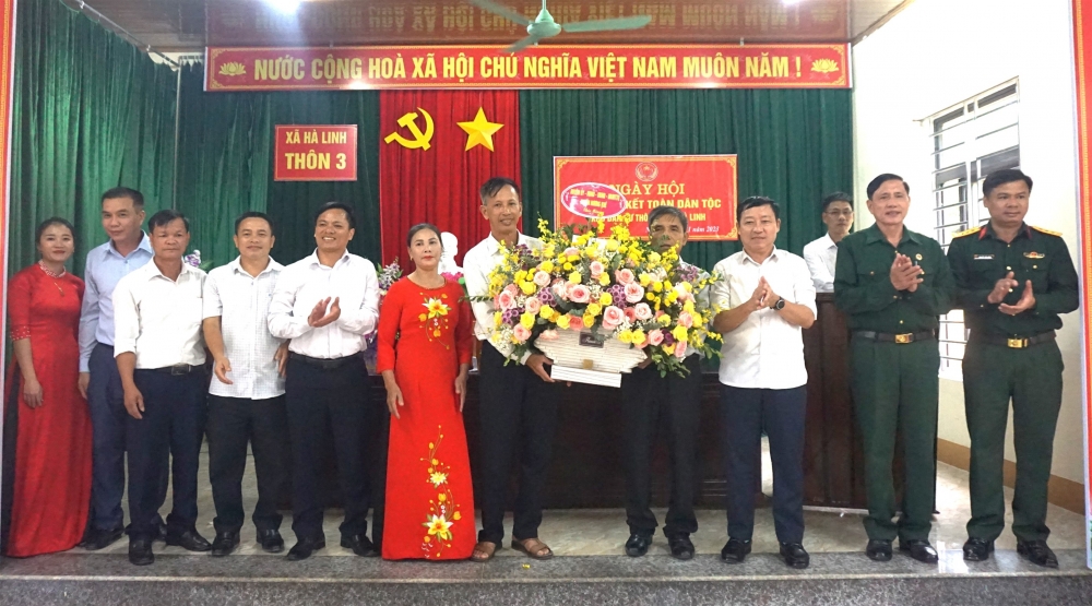 Lãnh đạo tỉnh, huyện chung vui Ngày hội Đại đoàn kết với nhân dân thôn 3, Hà Linh