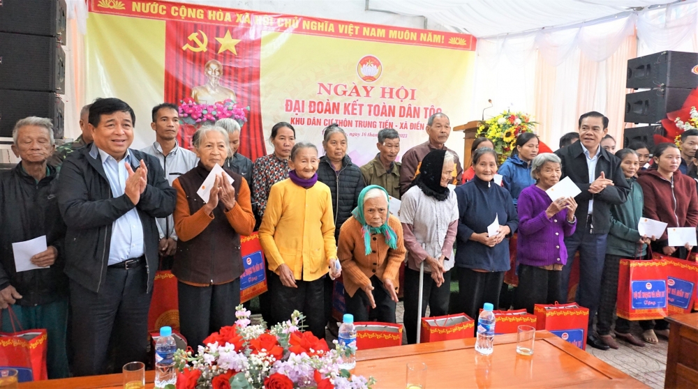 Bộ trưởng Bộ KH&ĐT dự ngày hội đại đoàn kết, trao hỗ trợ gia đình khó khăn tại Hương Khê