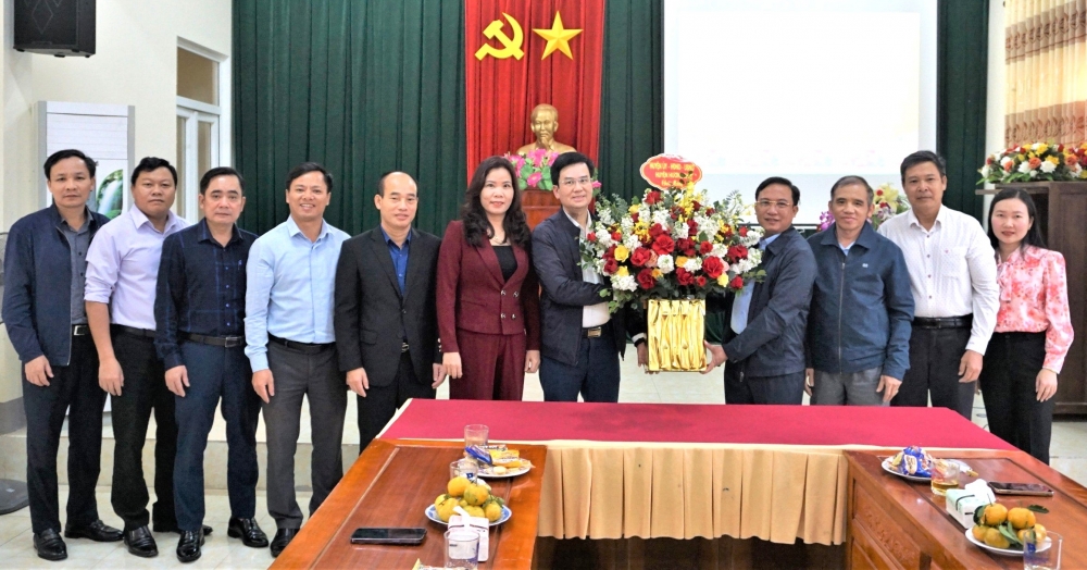 Thường trực Huyện ủy chúc mừng MTTQ huyện nhân kỷ niệm 93 năm Ngày thành lập MTTQ Việt Nam  