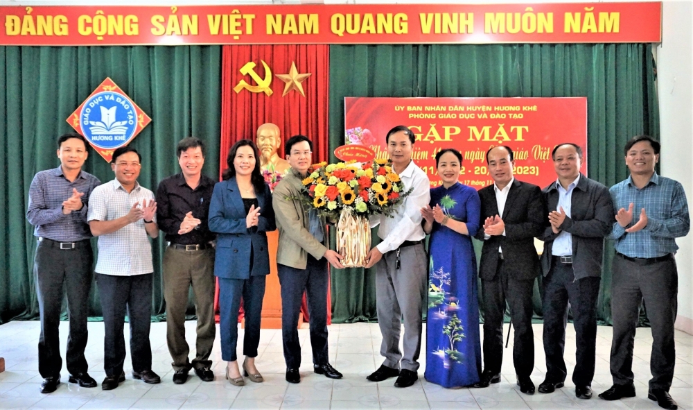 Đồng chí Bí thư Huyện ủy chúc mừng Phòng GD&ĐT, dự Lễ gặp mặt kỷ niệm Ngày Nhà giáo Việt Nam