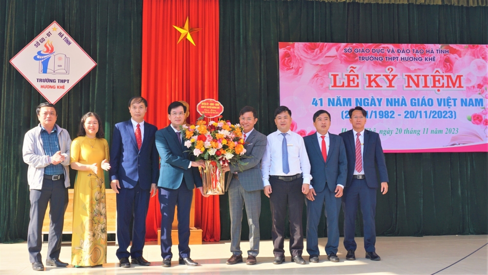 Đồng chí Bí thư Huyện ủy chúc mừng Trường THPT Hương Khê nhân kỷ niệm 41 năm ngày Nhà giáo Việt Nam