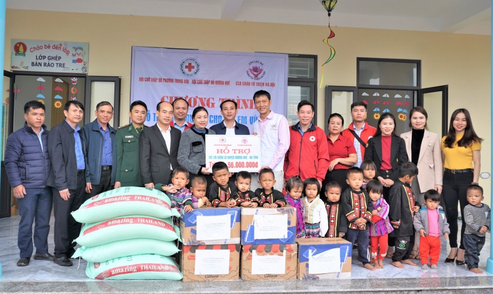 Trao các phần quà trị giá 56 triệu đồng hỗ trợ 4 bếp ăn bán trú Trường học ở huyện Hương Khê