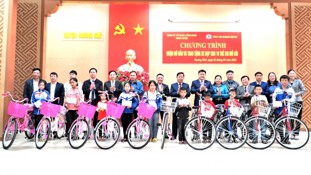 Đảng ủy, công đoàn cơ quan UBND huyện nhận đỡ đầu và trao tặng xe đạp cho 10 cháu mồ côi