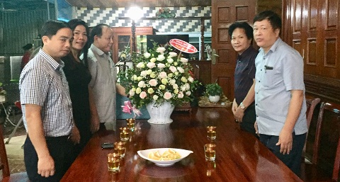 Đồng chí Đinh Hữu Tân- Bí thư Huyện ủy tặng hoa chúc mừng các DN