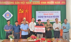  Công ty Xăng dầu khu vực II, Thành phố Hồ Chí Minh tặng 10 bộ máy tính cho Trường Tiểu học Hương Xuân
