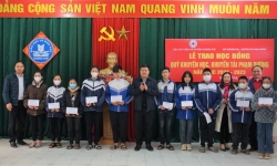 Quỹ khuyến học, khuyến tài Phạm Dương tặng 42 suất học bổng cho học sinh vượt khó