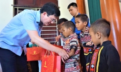 Bí thư Huyện ủy tặng quà trẻ em tại bản Rào Tre