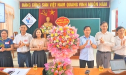 Chủ tịch UBND huyện tặng hoa động viên các Hội đồng coi thi vào lớp 10 THPT