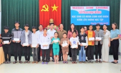 Trao học bổng cho học sinh có hoàn cảnh khó khăn do Báo VietNamNet hỗ trợ