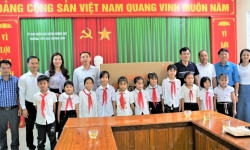 Thành ủy Thành phố Hà Tĩnh tặng thiết bị cho Trường học và quà cho học sinh dân tộc Chứt