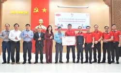 Quỹ Vì cuộc sống tươi đẹp trao 100 suất quà cho người dân Hương Khê