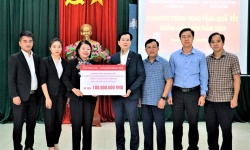 Agribank Chi nhánh Hà Tĩnh trao 200 suất quà tết cho người nghèo Hương Khê