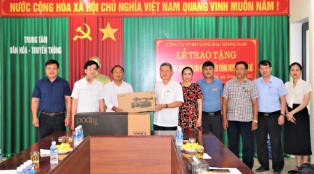 Công ty TNHH Xăng dầu Giang Nam trao tặng Camera cho...