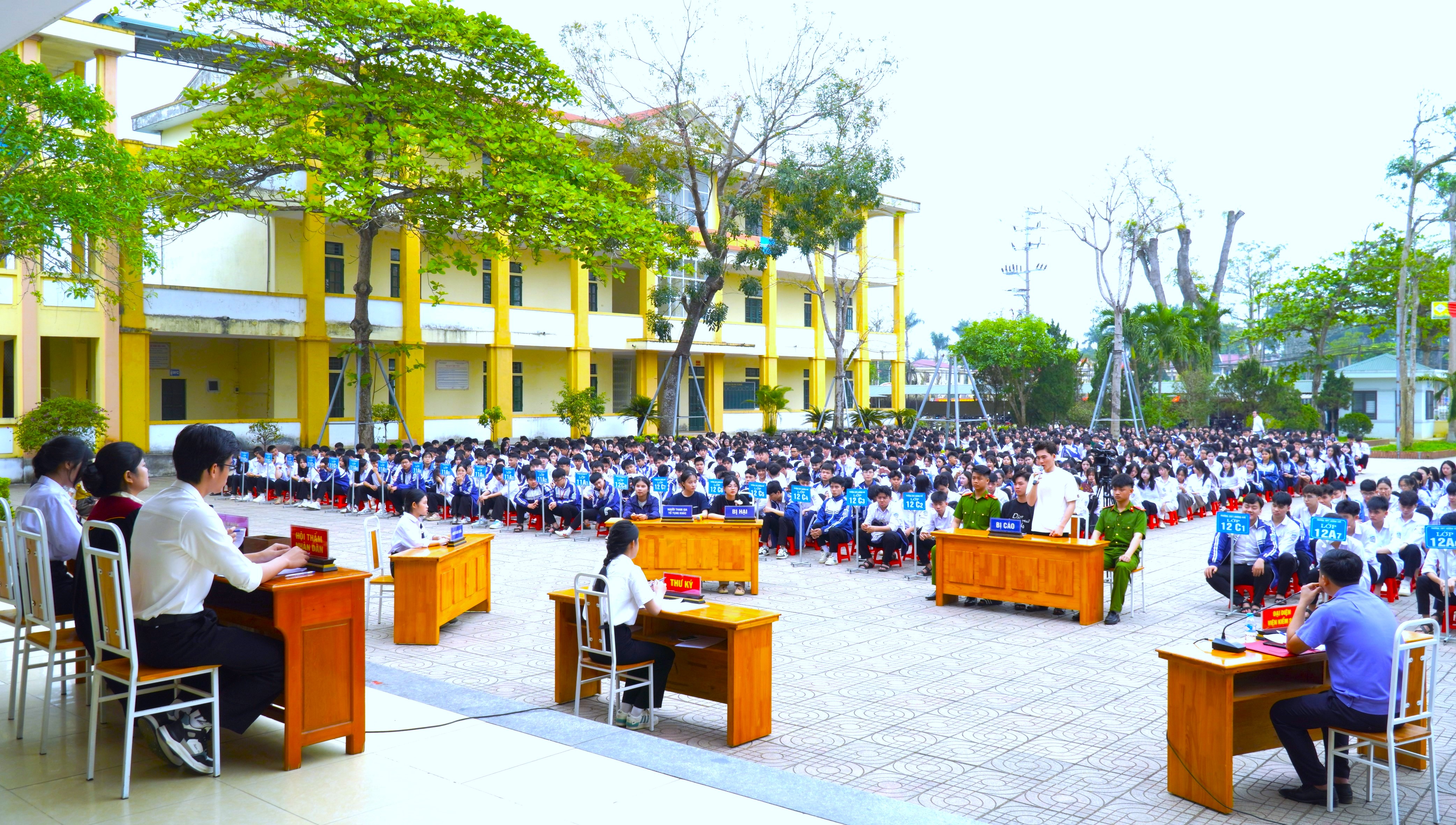 Viện Kiểm sát Nhân dân khu vực 4 Hà Tĩnh tổ chức phiên tòa giả định tại Trường THPT Hương Khê