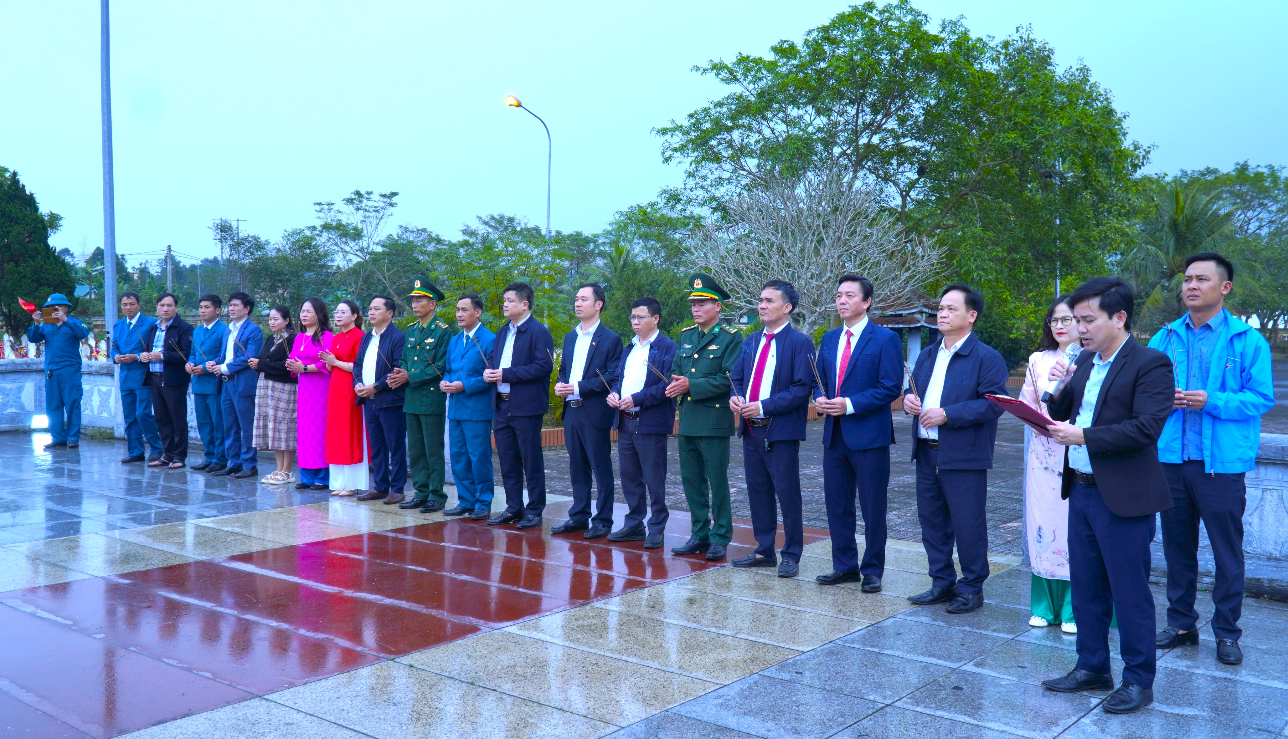 Lãnh đạo xã Hương Khê dâng hương tưởng niệm các Anh hùng liệt sĩ và Chủ tịch Hồ Chí Minh tại đảo hồ Bình Sơn