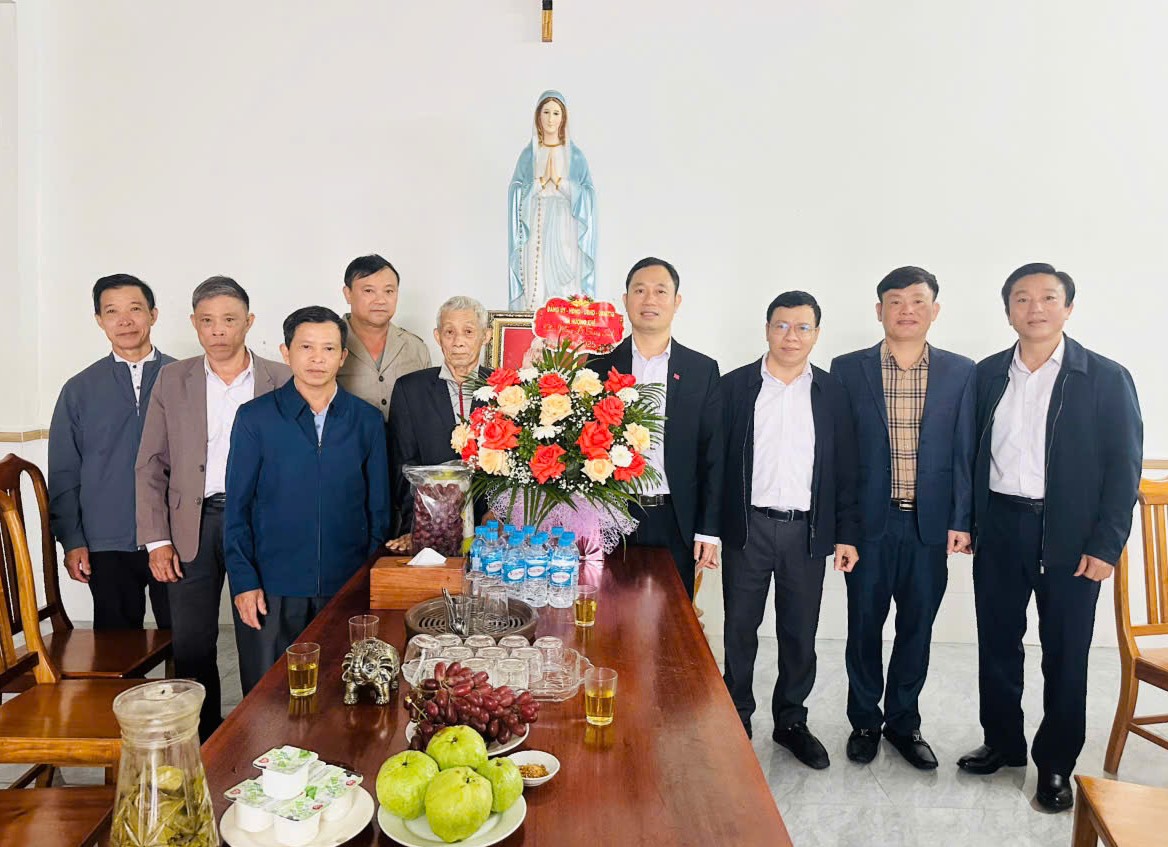 Lãnh đạo xã Hương Khê thăm, chúc mừng các giáo xứ, giáo họ nhân dịp lễ Noel năm 2025