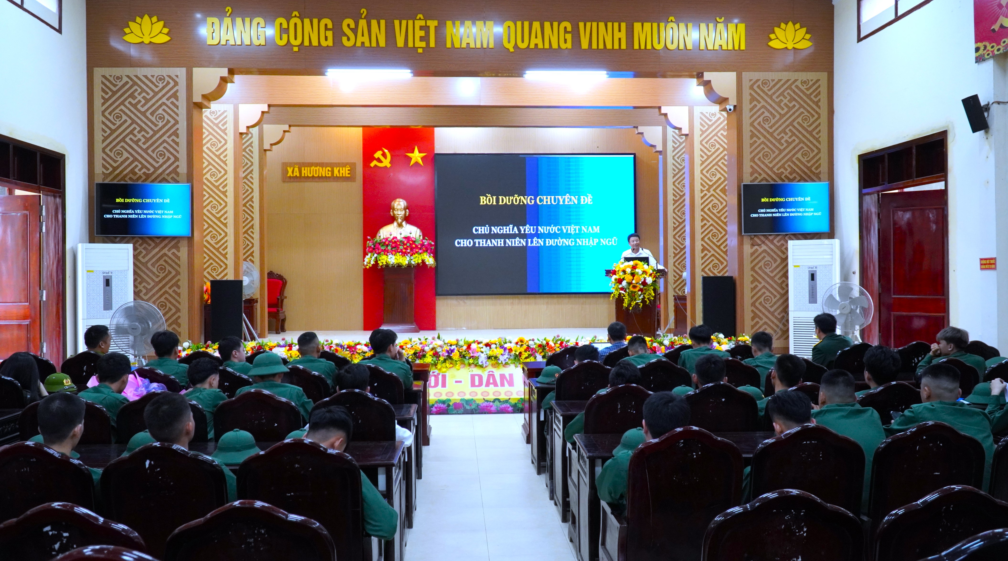 39 thanh niên xã Hương Khê được bồi dưỡng chuyên đề “Chủ nghĩa yêu nước Việt Nam” trước ngày lên đường nhập ngũ