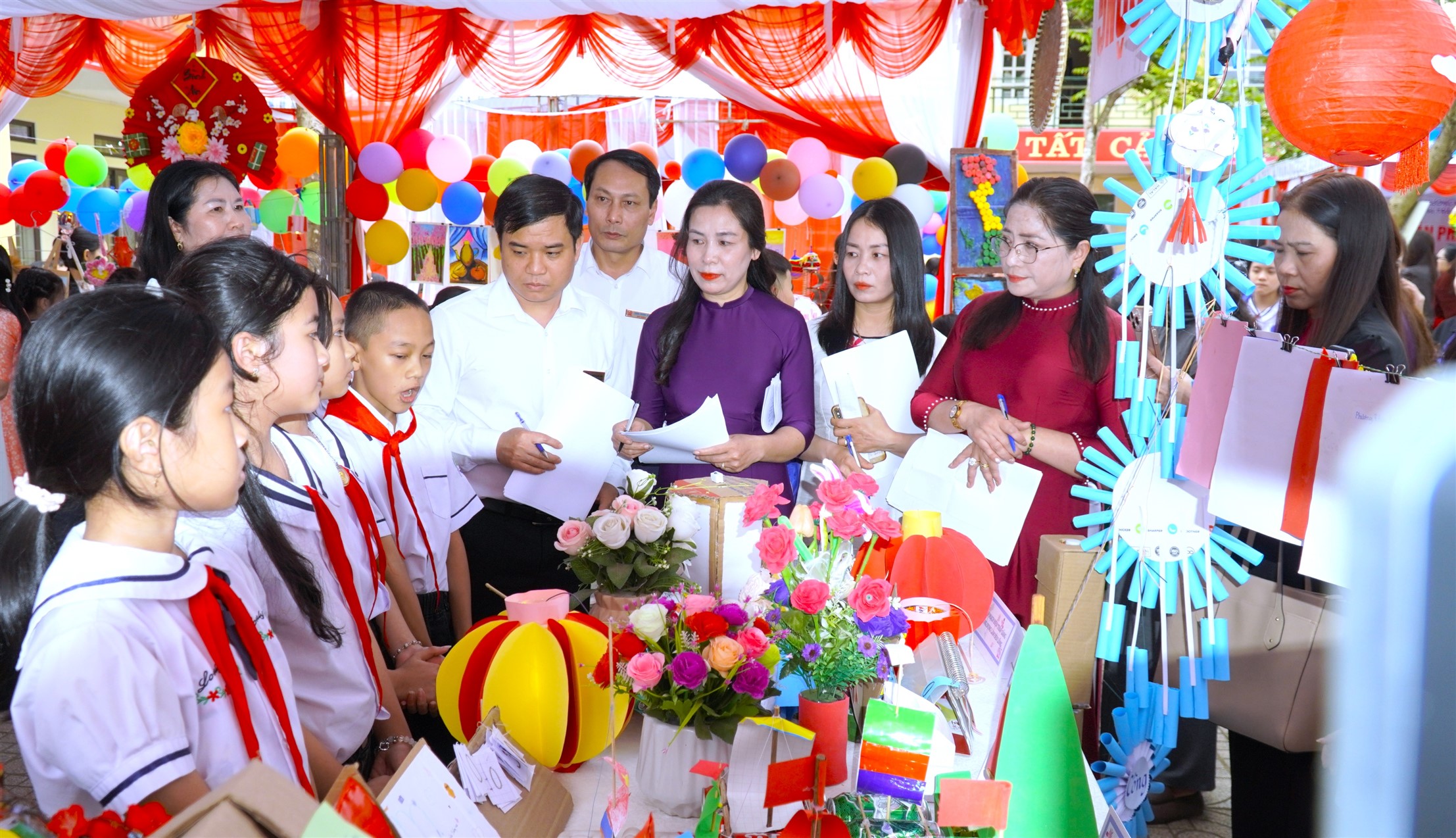 Trường Tiểu học Thị trấn xã Hương Khê tổ chức ngày hội Stem “Khơi nguồn sáng tạo”