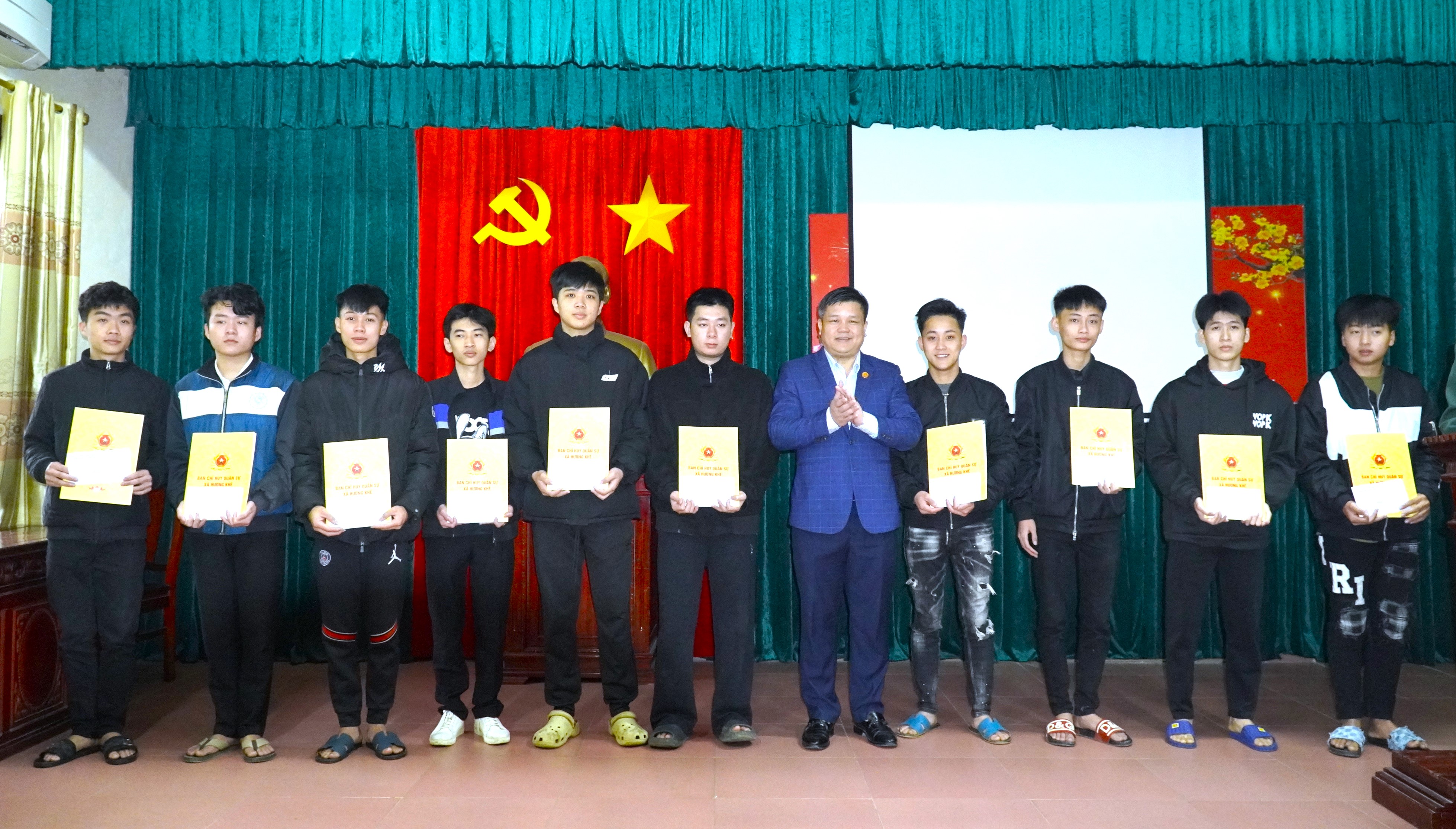 Xã Hương Khê trao Quyết định gọi công dân nhập ngũ năm 2026