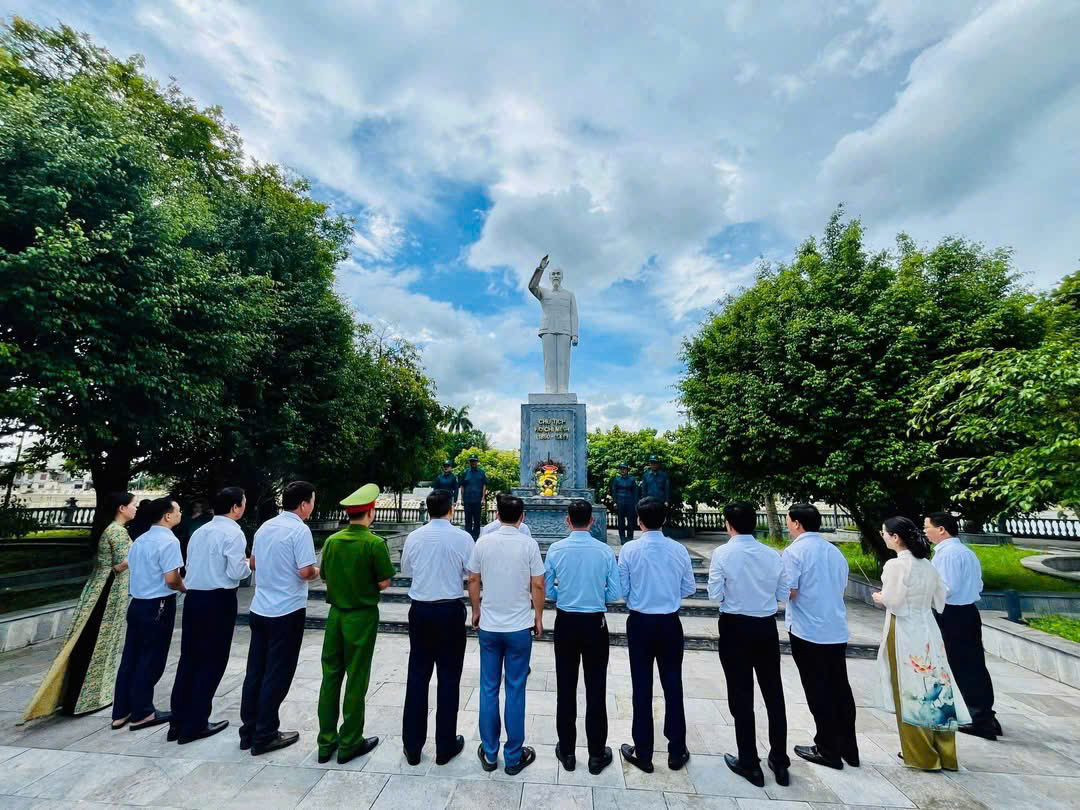 Lãnh đạo xã Hương Khê tổ chức lễ dâng hương tại các khu di tích, đài tưởng niệm các anh hùng liệt sỹ trên địa bàn xã sau khi chính quyền địa phương 02 cấp đi vào hoạt động