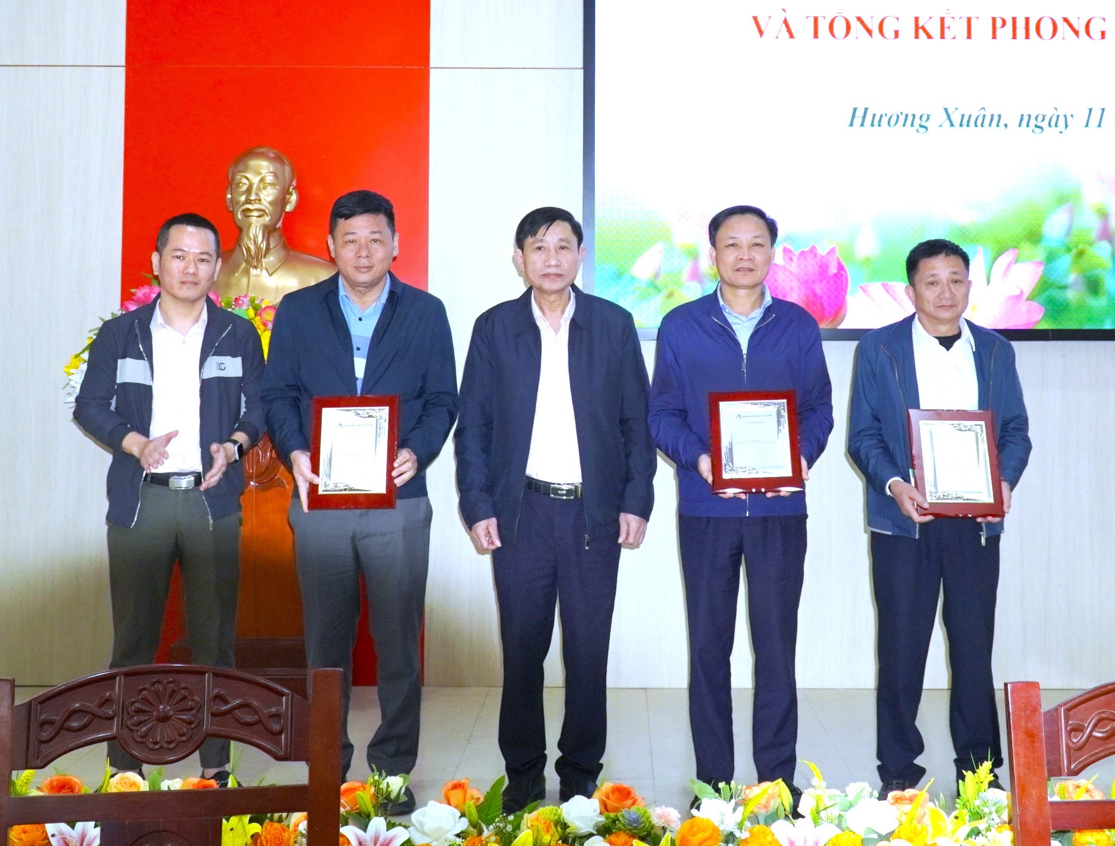 Phòng giao dịch Ngân hàng Chính sách xã hội Hương Khê vinh danh, khen thưởng các cá nhân tiêu biểu trong hoạt động tín dụng chính sách