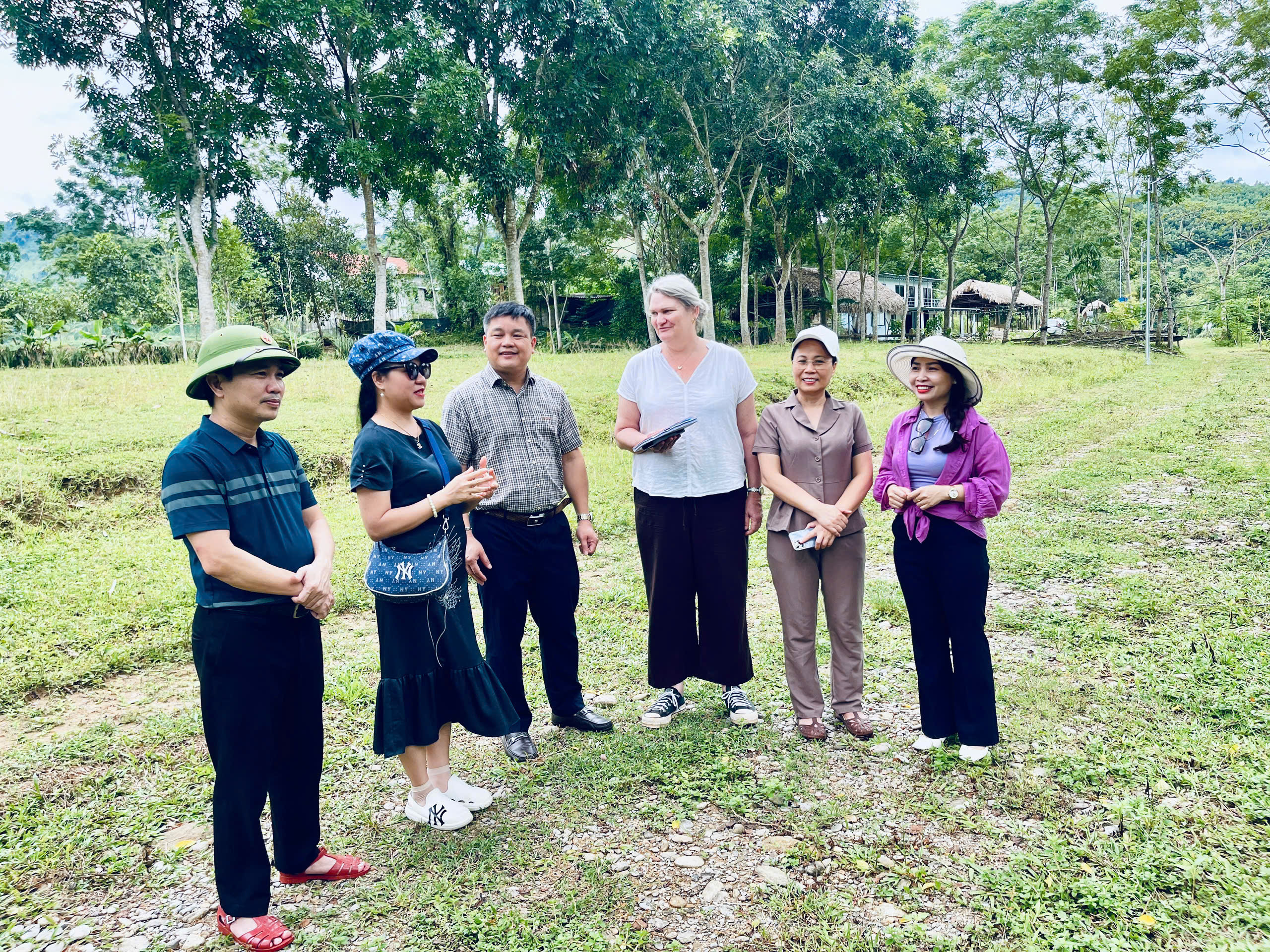 ĐOÀN CHUYÊN GIA NGÂN HÀNG CHÂU Á (ADB) KHẢO SÁT DU LỊCH TẠI XÃ HƯƠNG KHÊ 
