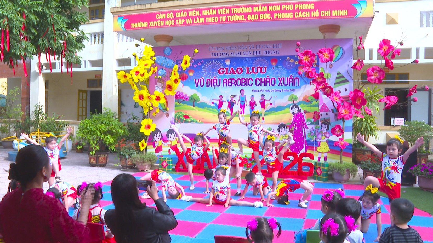 Trường Mầm non Phú Phong tổ chức giao lưu vũ điệu aerobic chào Xuân và quyên góp tặng quà Tết Bính Ngọ cho trẻ gặp hoàn cảnh khó khăn