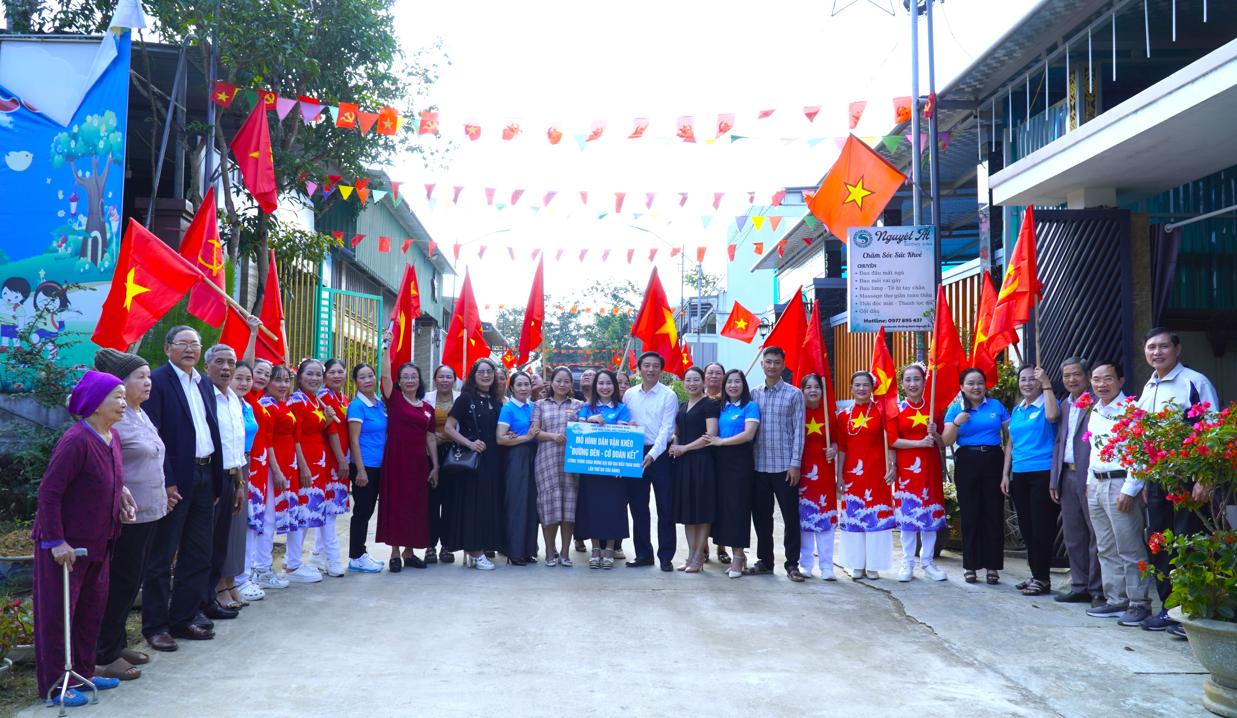 Hội LHPN xã Hương Khê ra mắt mô hình “Dân vận khéo – Đường đèn cờ đoàn kết” và gắn biển “Nhà sạch an toàn liền kề” tại thôn 6