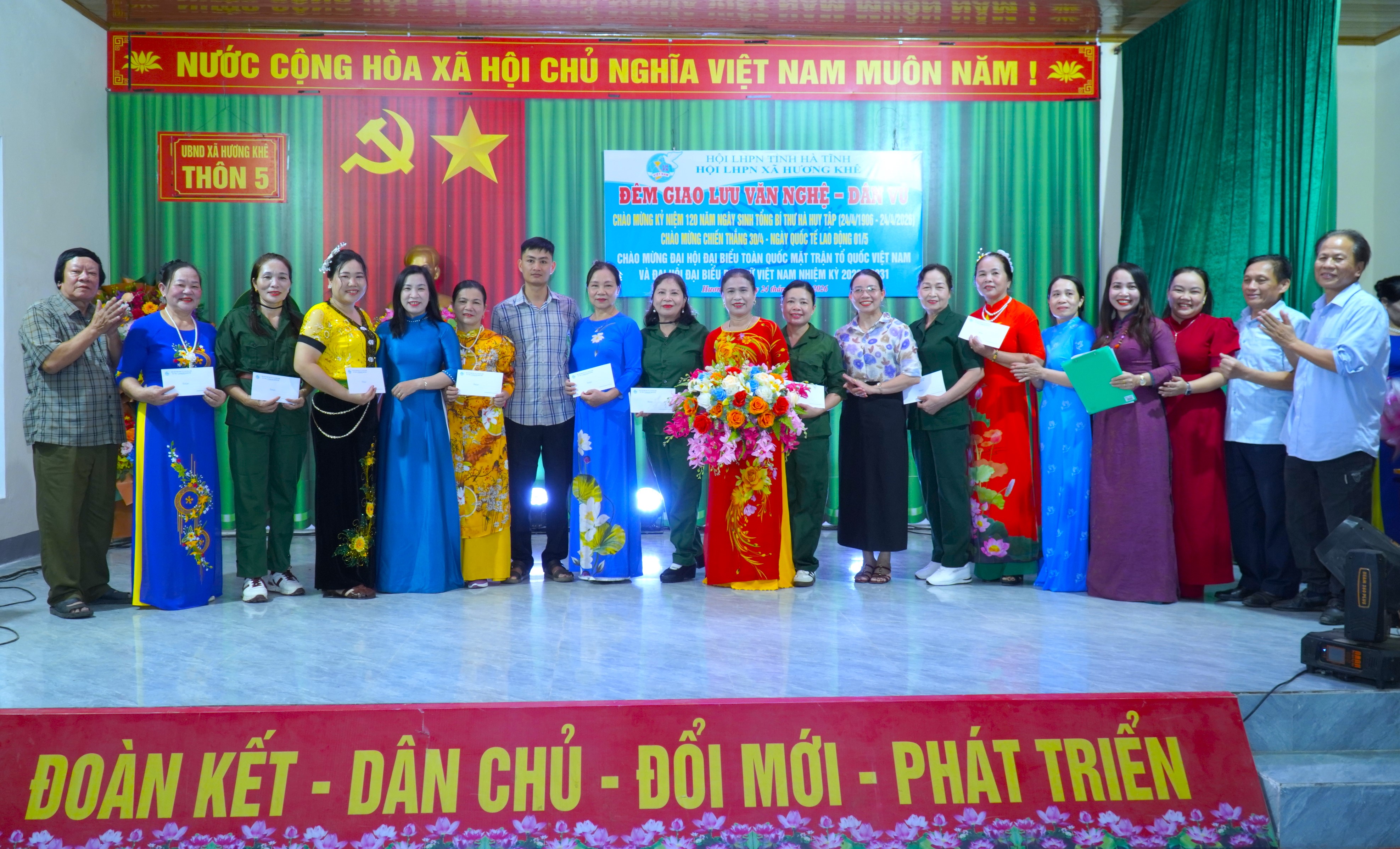 Hội LHPN xã Hương Khê tổ chức giao lưu dân vũ kỷ niệm 120 năm Ngày sinh Tổng Bí thư Hà Huy Tập