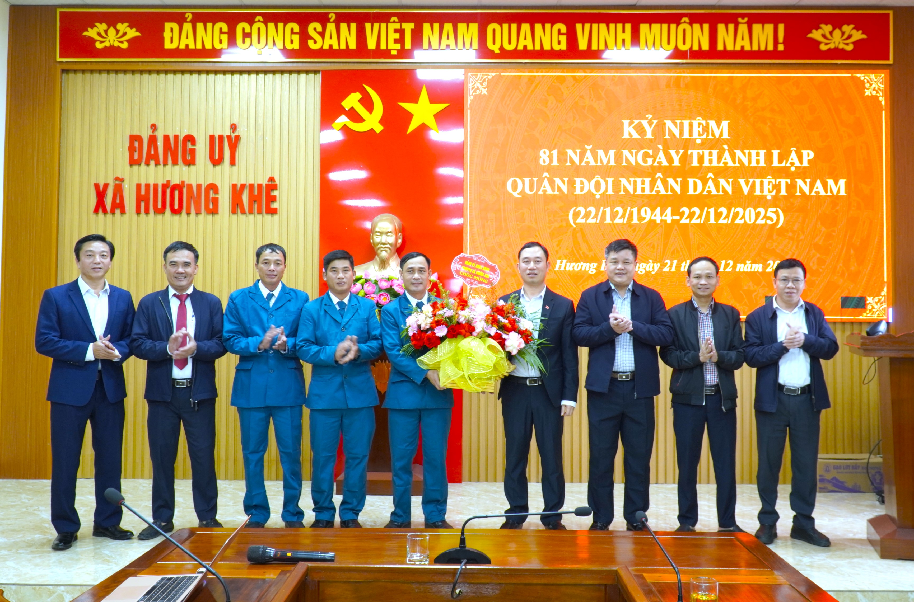 Lãnh đạo xã Hương Khê chúc mừng Ban Chỉ huy Quân sự xã nhân Ngày truyền thống Quân đội nhân dân Việt Nam
