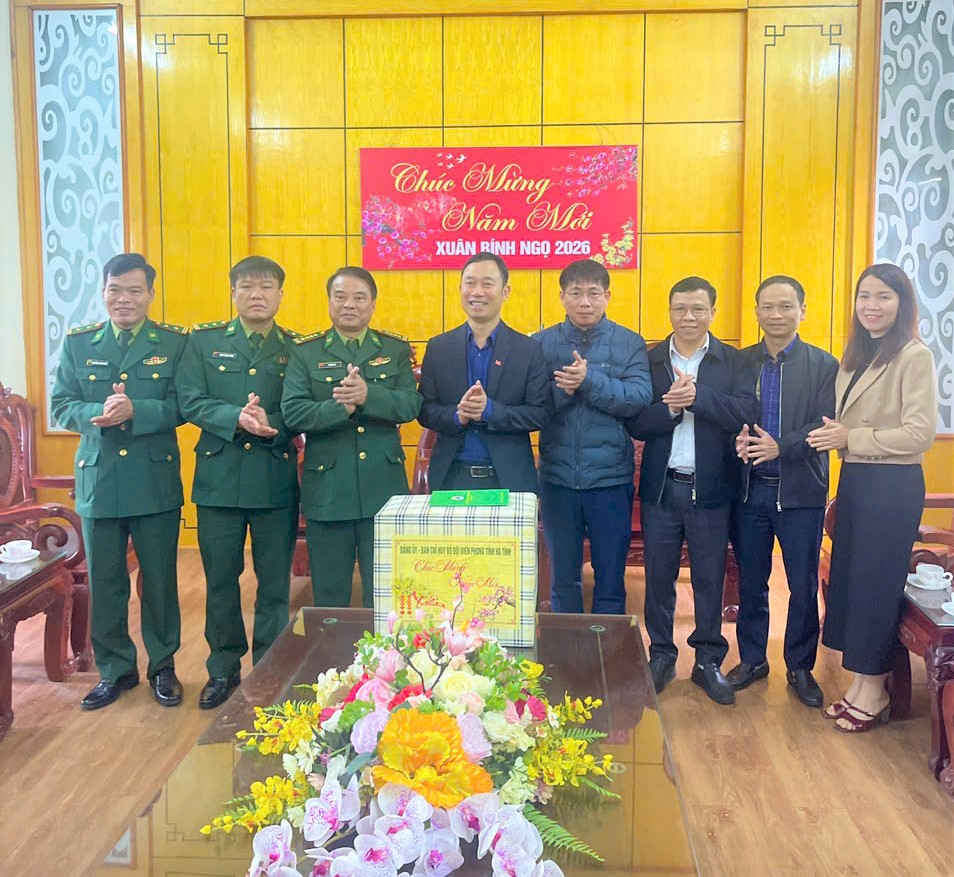 Lãnh đạo Ban Chỉ huy Bộ đội Biên phòng tỉnh chúc Tết xã Hương Khê