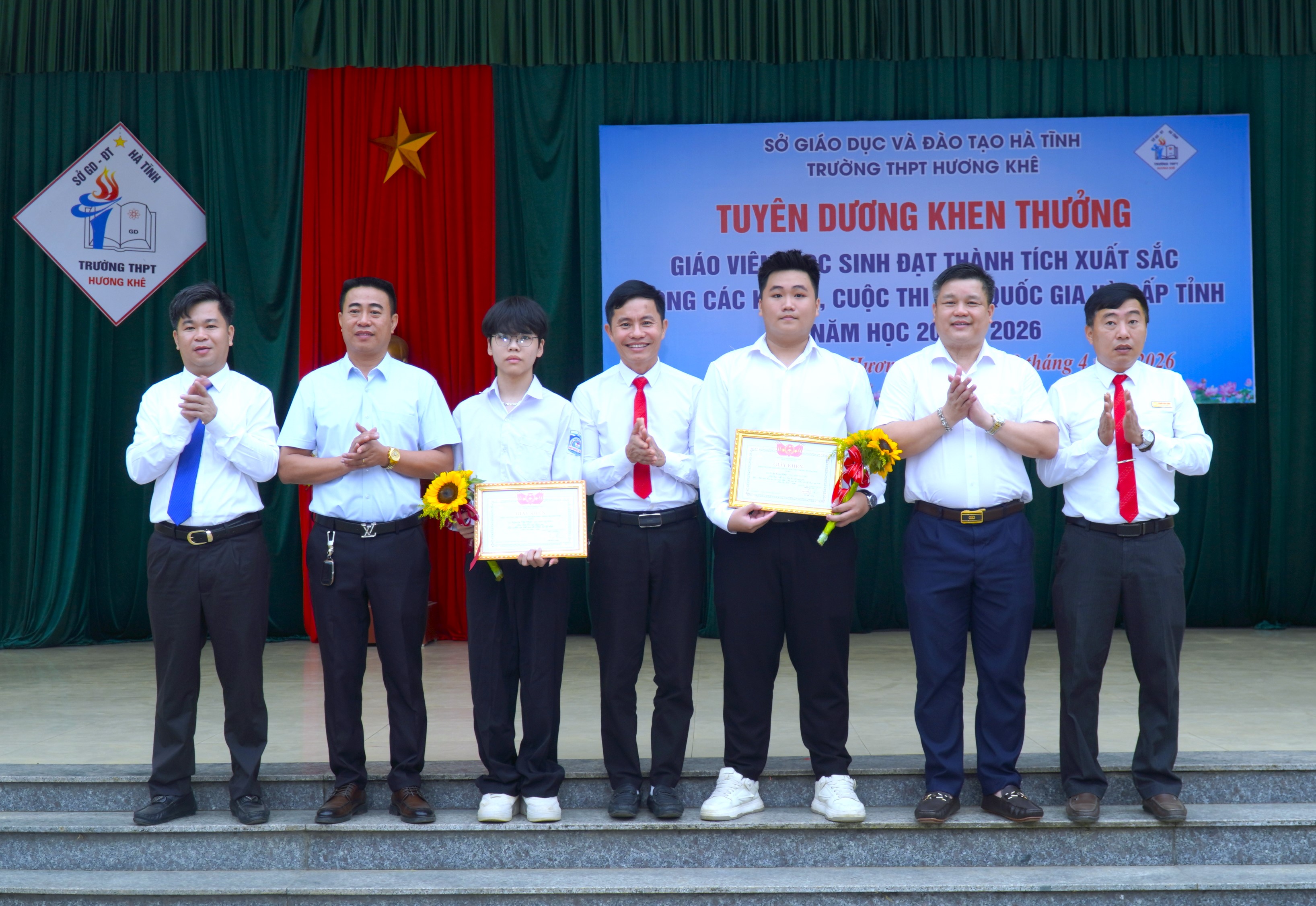 Trường THPT Hương Khê tuyên dương, khen thưởng giáo viên và học sinh đạt thành tích cao năm học 2025–2026
