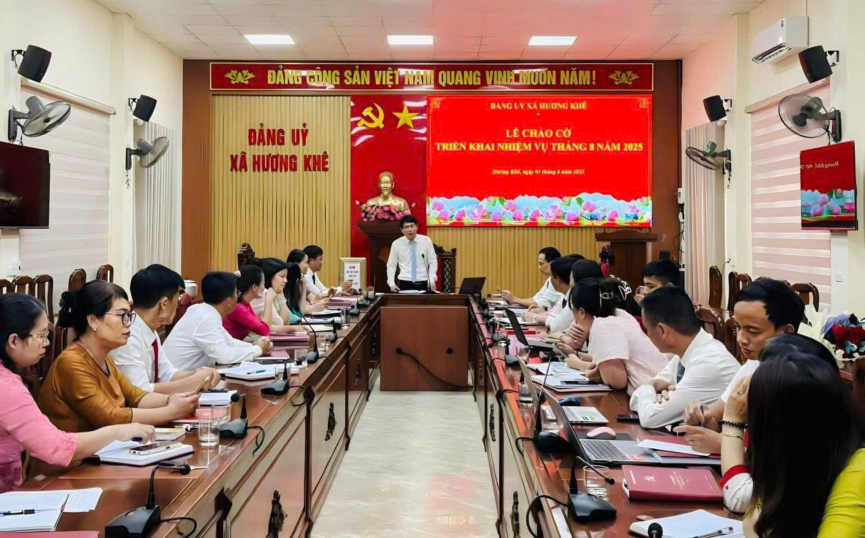 ĐẢNG ỦY XÃ HƯƠNG KHÊ TỔ CHỨC LỄ CHÀO CỜ THÁNG 8 NĂM 2025