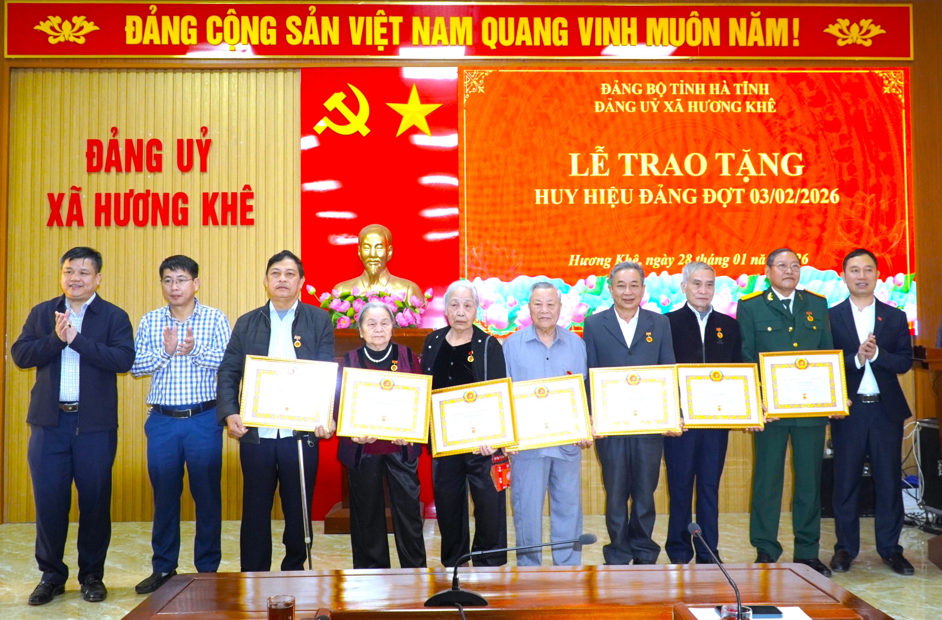 35 đảng viên xã Hương Khê được nhận huy hiệu Đảng đợt 3/2/2026