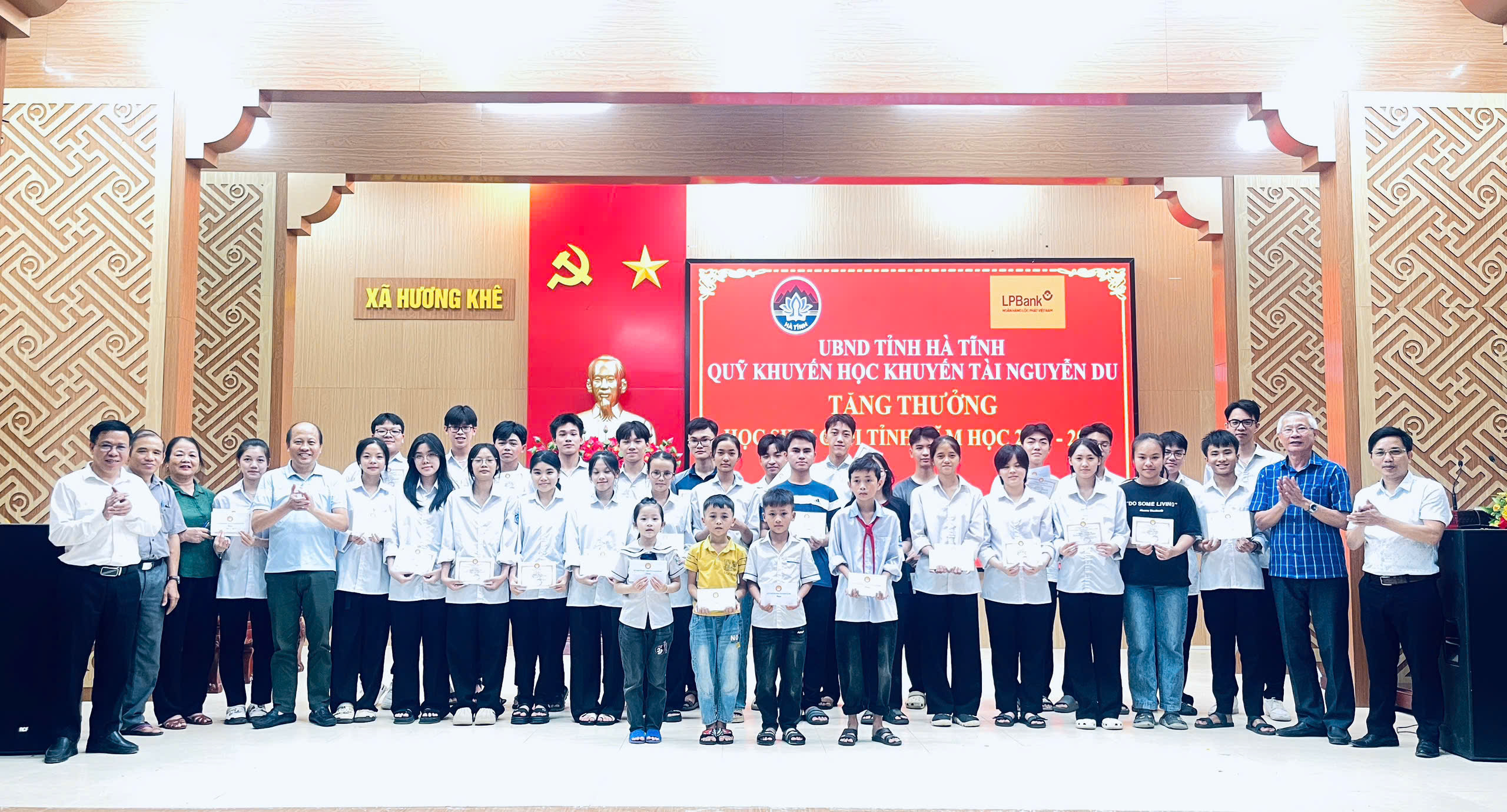 Quỹ khuyến học khuyến tài Nguyễn Du tặng thưởng học sinh giỏi tỉnh và học sinh hoàn cảnh khó khăn năm học 2024- 2025. 