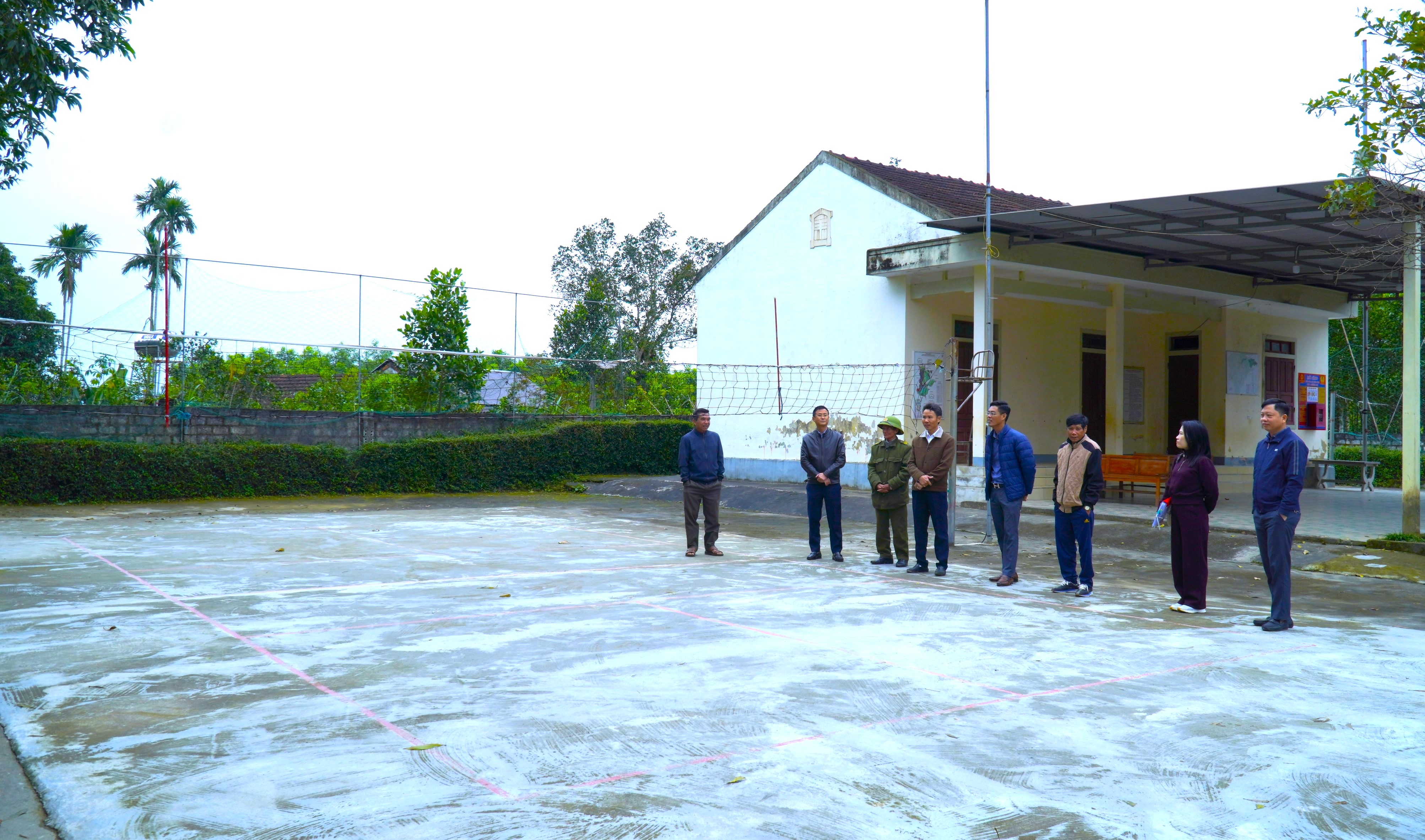 Bàn giao 2 công trình sân bóng chuyền và đường điện thắp sáng làng quê do Quỹ Bảo vệ và Phát triển rừng Bắc trung bộ (ERPA) hỗ trợ