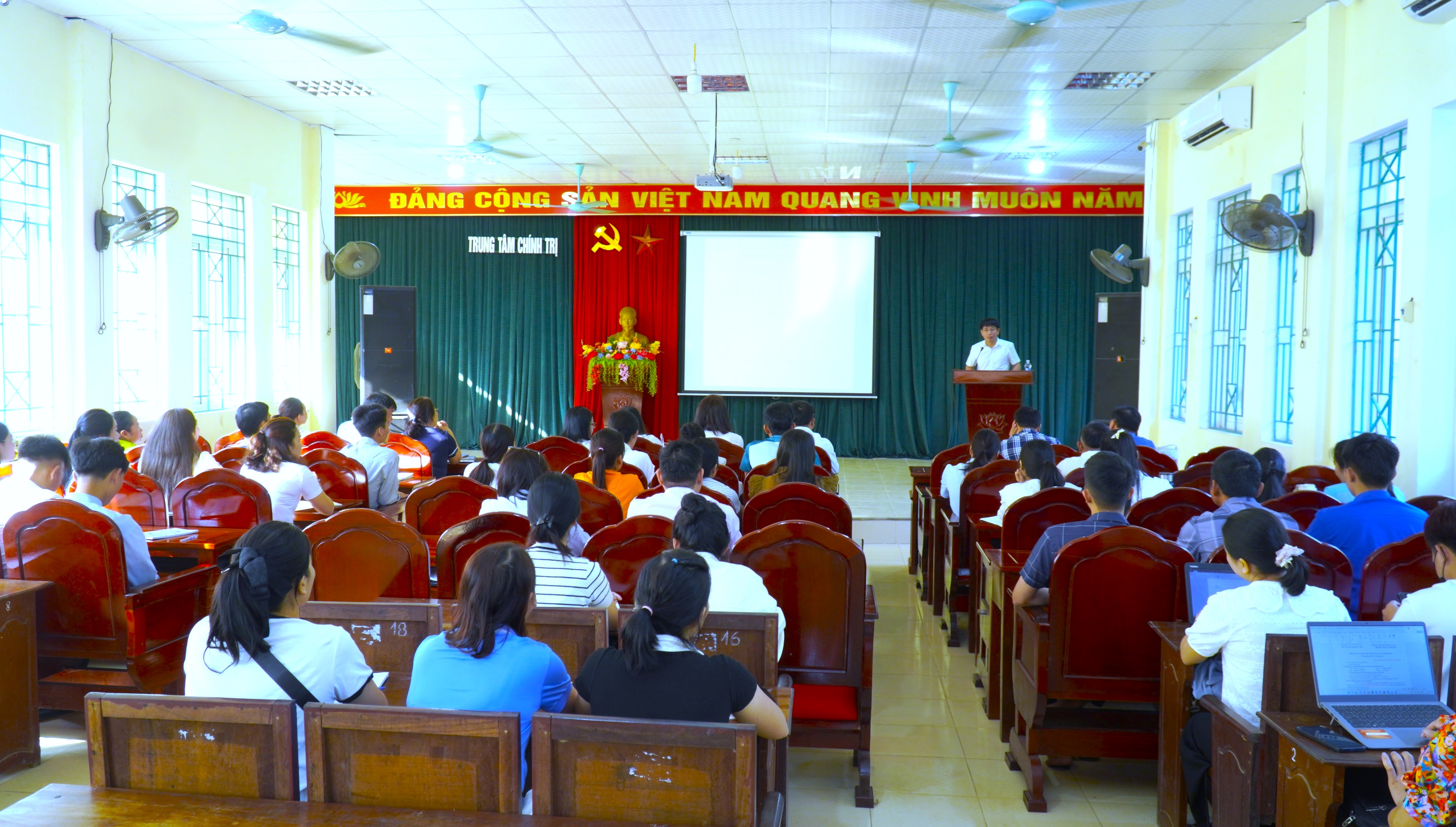 Trung tâm Chính trị xã Hương Khê khai giảng lớp bồi dưỡng nhận thức về Đảng khóa II năm 2026