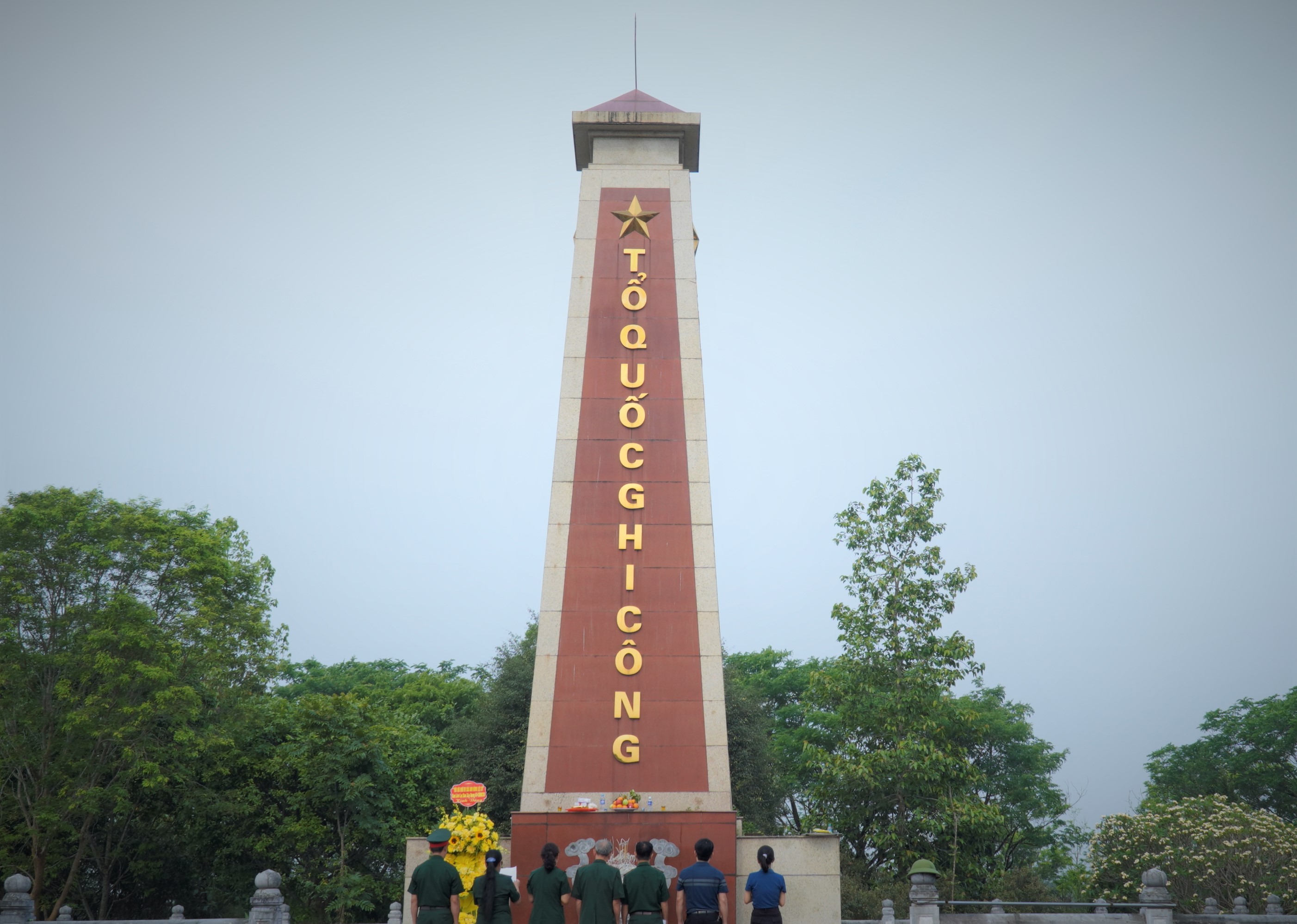 Ban liên lạc xây dựng 67 – Bộ Tư lệnh Trường Sơn dâng hương tại Nghĩa trang Liệt sỹ xã Hương Khê