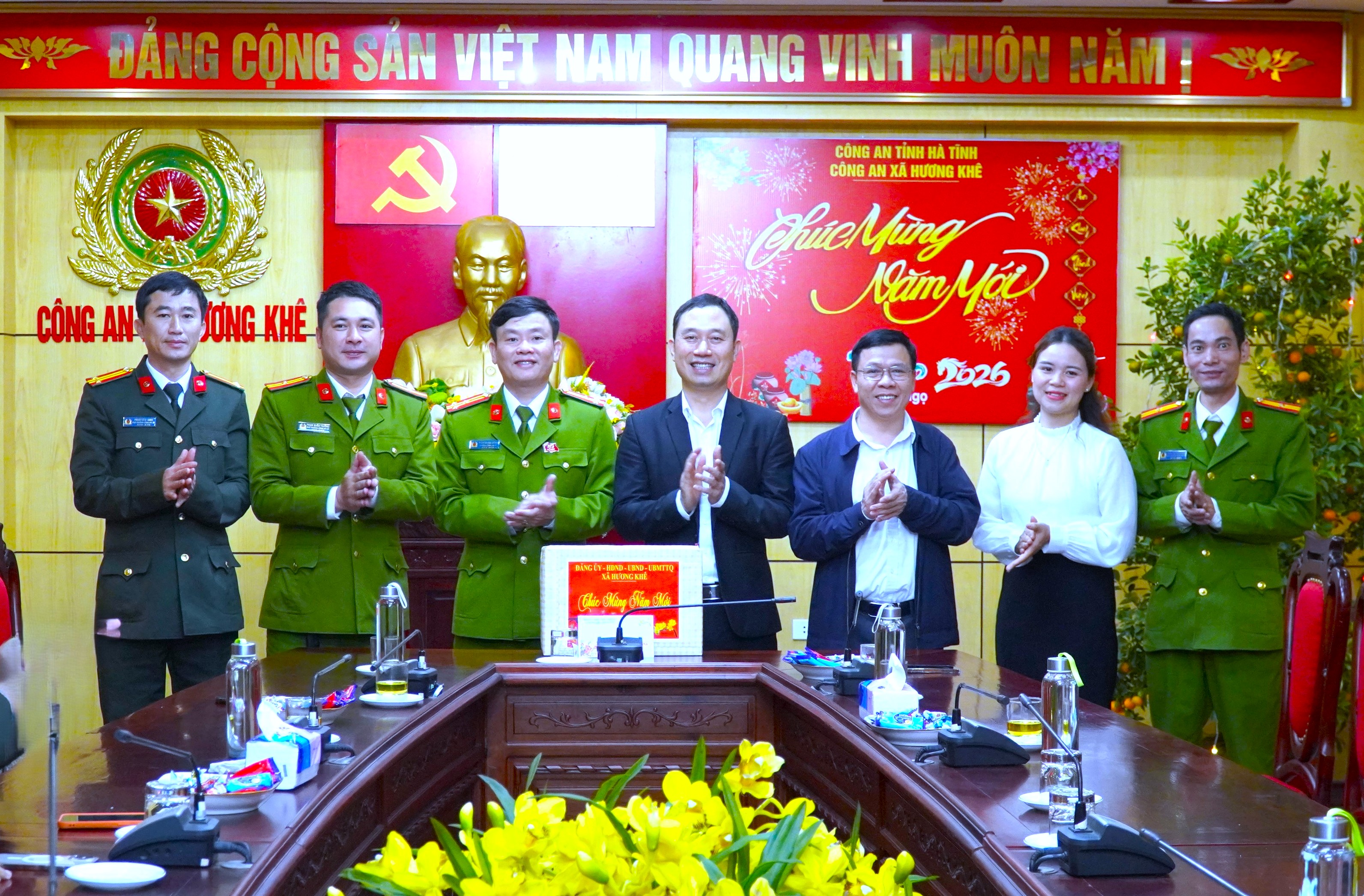 Lãnh đạo xã Hương Khê chúc Tết, động viên lực lượng Công an và Ban Chỉ huy Quân sự xã làm nhiệm vụ bảo đảm an ninh trật tự dịp Tết Bính Ngọ 2026