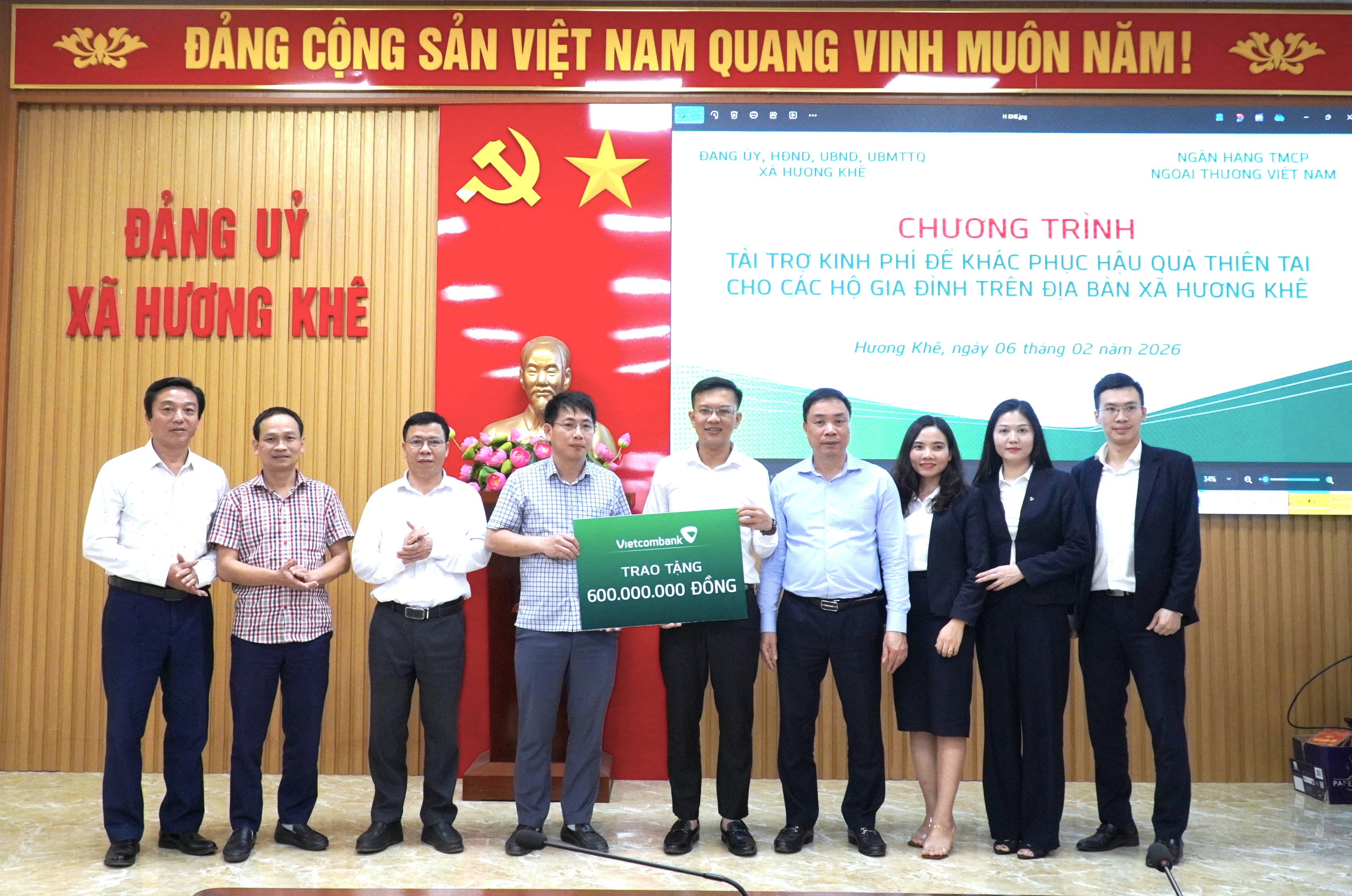 Ngân hàng TMCP Ngoại thương Việt Nam trao quà hỗ trợ người dân xã Hương Khê khắc phục hậu quả thiên tai, đón Tết Bính Ngọ 2026