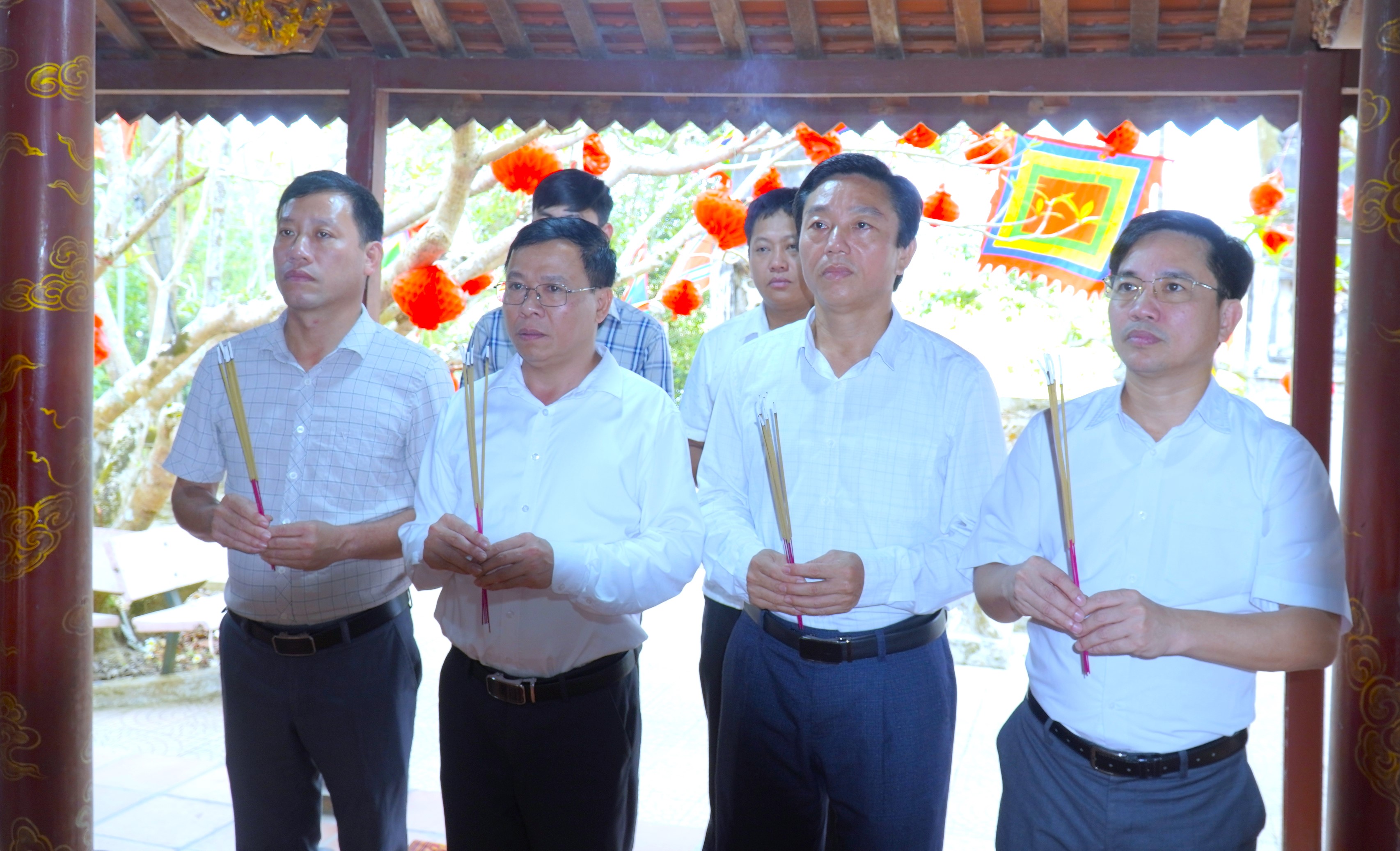 Lãnh đạo xã Hương Khê dâng hương tại Di tích lịch sử Rôộc Cồn – Đền Cây Chay nhân kỷ niệm 95 năm cuộc đấu tranh cách mạng Rôộc Cồn (20/4/1931 – 20/4/2026)