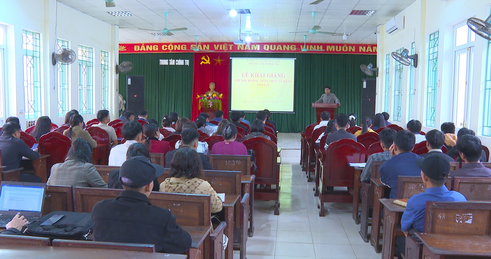 Trung tâm Chính trị xã Hương Khê khai giảng lớp bồi dưỡng nhận thức về Đảng khóa IV năm 2025