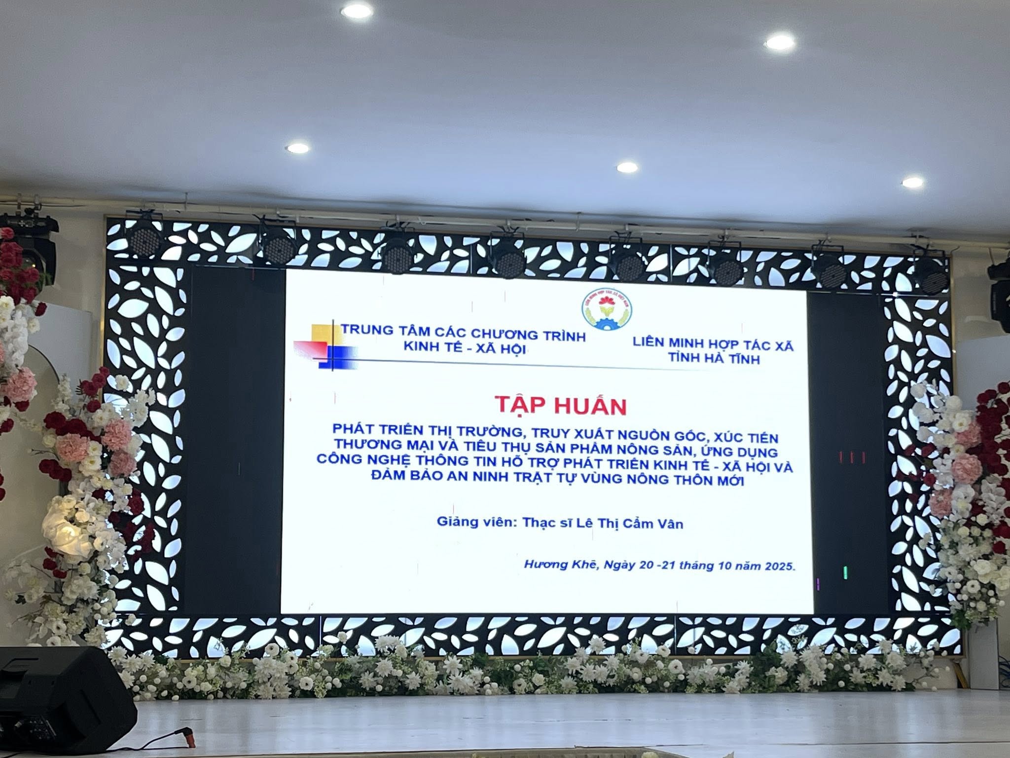 XÃ HƯƠNG KHÊ PHỐI HỢP TỔ CHỨC LỚP TẬP HUẤN “PHÁT TRIỂN THỊ TRƯỜNG, TRUY XUẤT NGUỒN GỐC VÀ ỨNG DỤNG CÔNG NGHỆ THÔNG TIN HỖ TRỢ PHÁT TRIỂN KINH TẾ- XÃ HỘI”