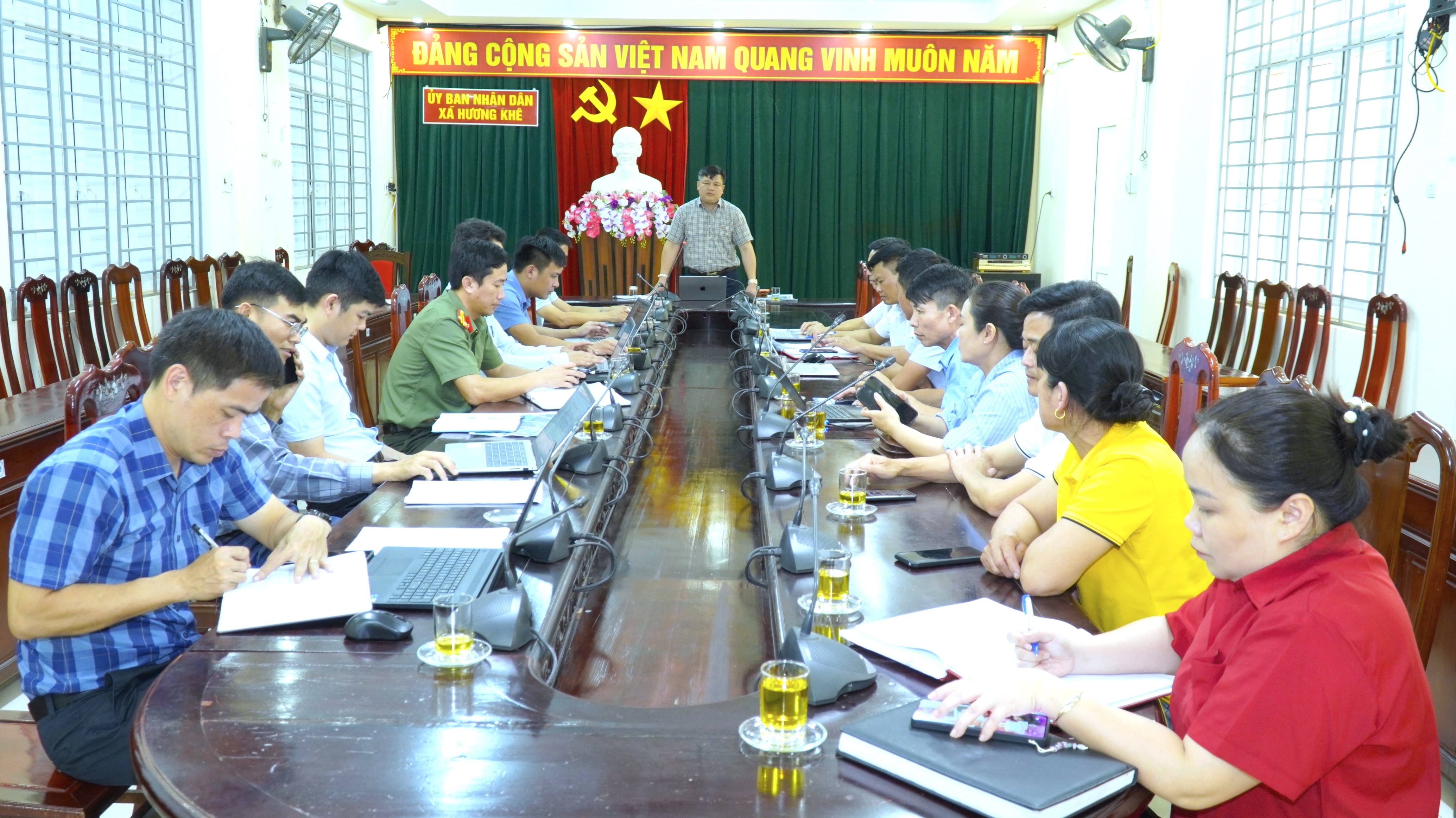 Lãnh đạo xã Hương Khê làm việc với các hộ dân liên quan đến giải phóng mặt bằng dự án Khu dân cư Phú Phong